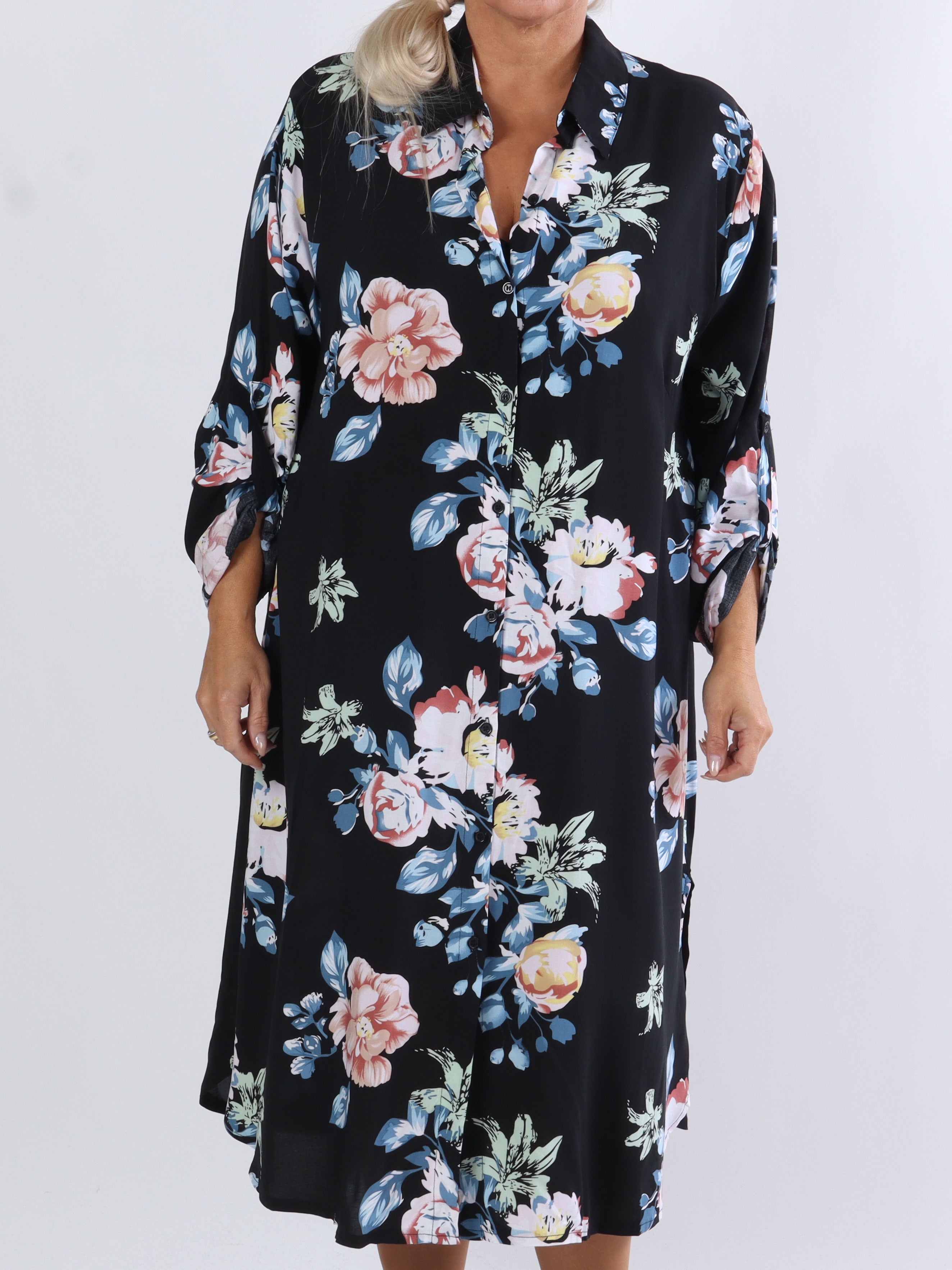 Maida - Sort plus size skjortekjole med blomster